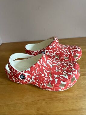 NWT Island Flower Crocs